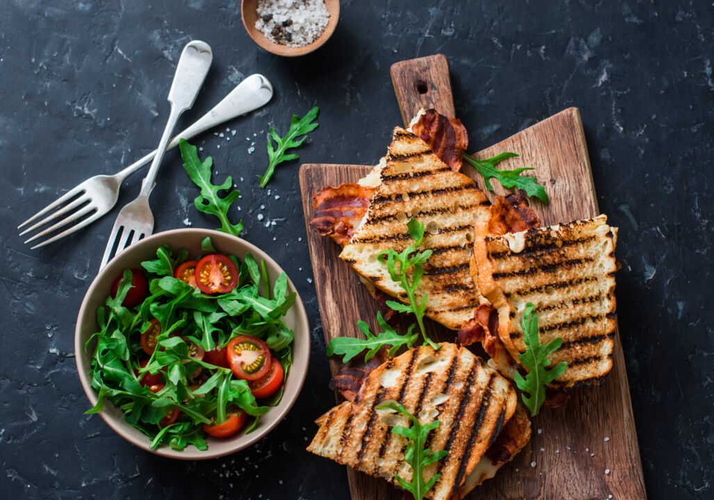 Brot mit gegrilltem Speck und Mozzarella 