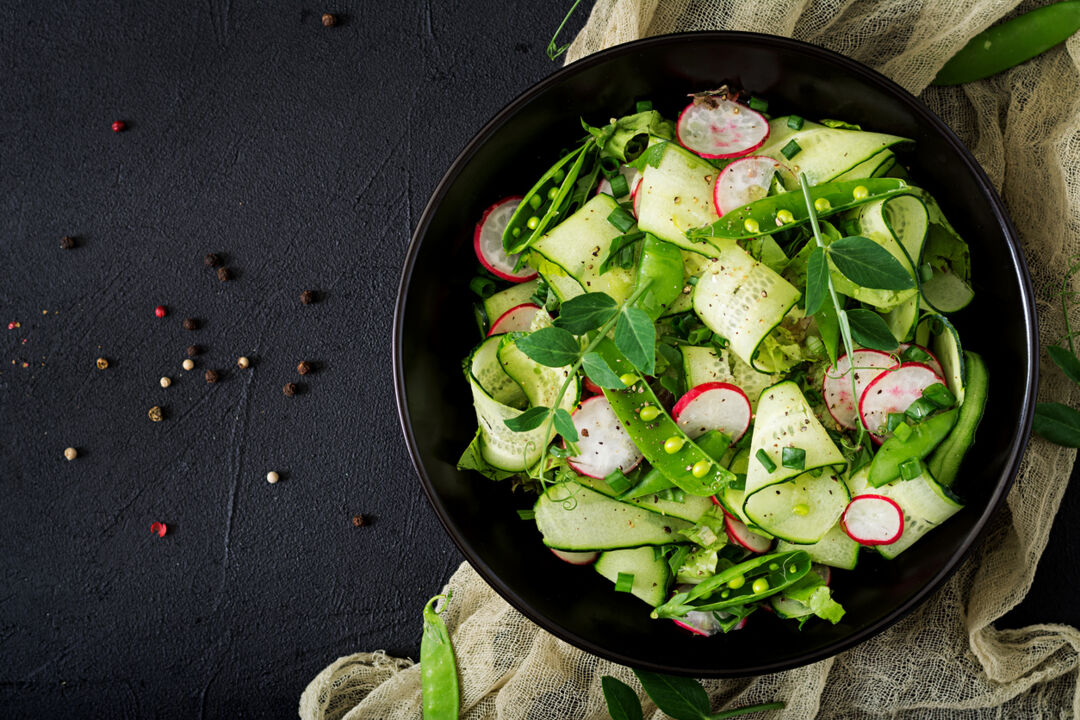 Grüner Salat als Grillbeilage