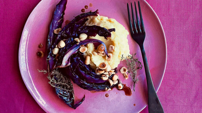 Gebackener Rotkohl mit Stampfkartoffeln und Haselnüssen gebackener-rotkohl-mit-stampfkartoffeln-und-haselnuessen