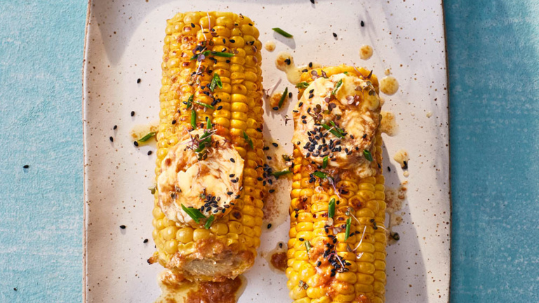 Hier Maiskolben mit Miso-Butter. maiskolben-mit-miso-butter