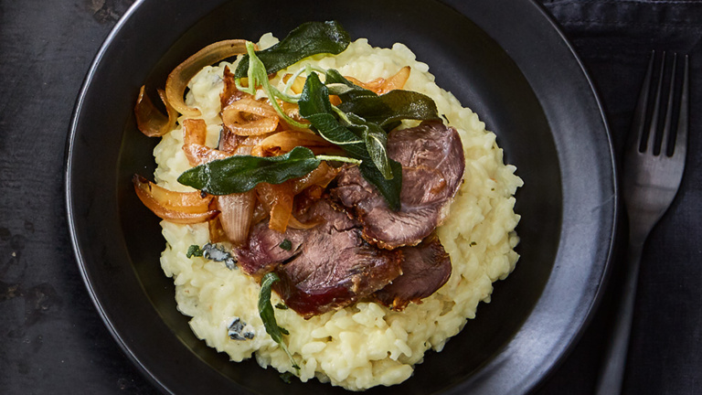 Kalbshaxe aus der Salzhülle mit Gorgonzola-Risotto kalbshaxe-aus-der-salzhuelle-mit-gorgonzola-risotto