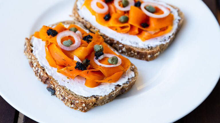 Veganger Lachs auf Basis von Karotten auf Sauerteigbrot mit Zwiebeln, Kapern und veganem Kaviar aus Algen fischersatz-veganer-lachs-aus-karotten