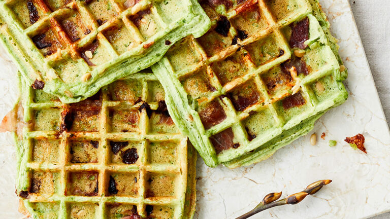 Pesto-Schinken-Waffeln mit Tomate und Mozzarella