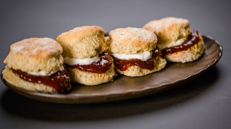 Klassischen Scones mit Clotted Cream und Pflaumenkonfitüre klassische-scones-mit-clotted-cream-und-pflaumenkonfituere