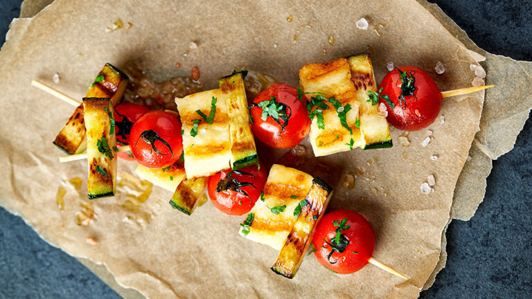 Vegetarischer Gemüsespieß mit Halloumi, Zucchini und Tomaten  Vegetarisch grillen