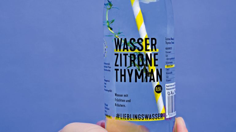 Das Lieblingswasser Thymian/Zitrone des Start-ups DIE FRISCHEMANUFAKTUR kann man auch super mit Gin trinken. lieblingswasser-start-ups-gegen-lebensmittelverschwendung