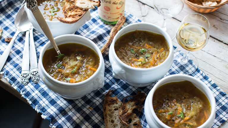 Die vegane Zwiebelsuppe kann man sehr gut mit Baguette oder Sauerteigbrot servieren. Zwiebelsuppe