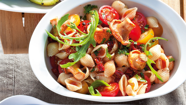 Pastasalat mit Pfifferlingen und Tomatendressing pastasalat-mit-pfifferlingen-und-tomatendressing