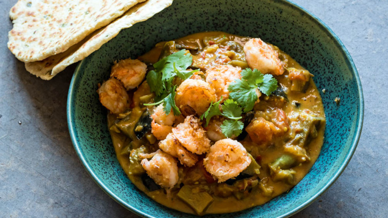 Auberginen-Curry mit Huhn und Minzjoghurt Auberginen-Curry mit Huhn und Minzjoghurt