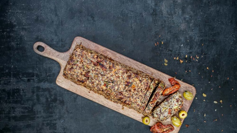 Tomaten-Oliven-Brot mit Walnusskernen tomaten-oliven-brot-mit-walnusskernen