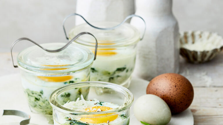 Eier im Glas mit rahmigem Parmesanspinat