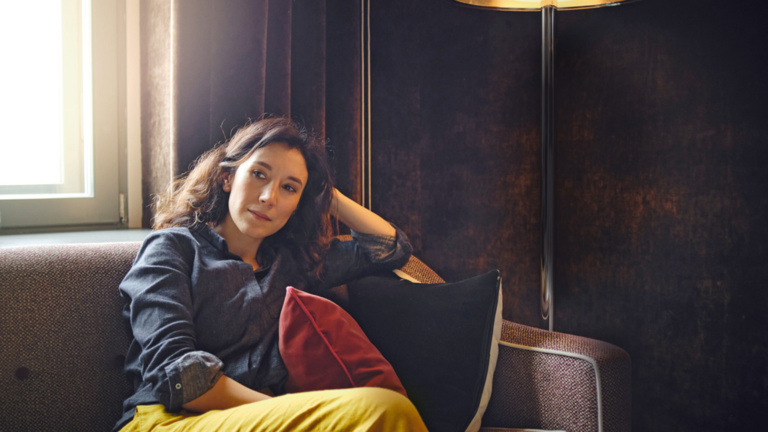 Schauspielerin Sibel Kekilli sitzt während des Interviews auf einer Couch  sibel-kekilli