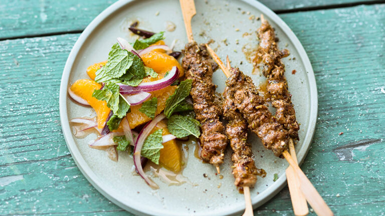 Orientalische Lammspieße mit Zwiebel-Orangen-Salat und Kichererbsenpüree. orientalische-lammspieße-mit-zwiebel-orangen-salat-und-kichererbsenpüree