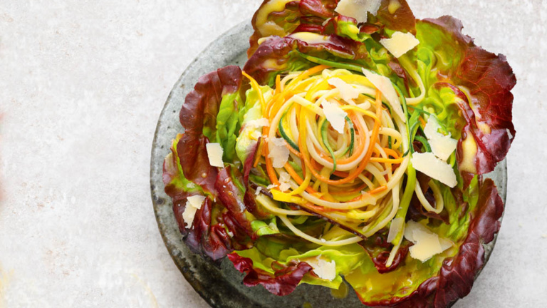 salat-mit-gemuese-linguine-in-zitronendressing