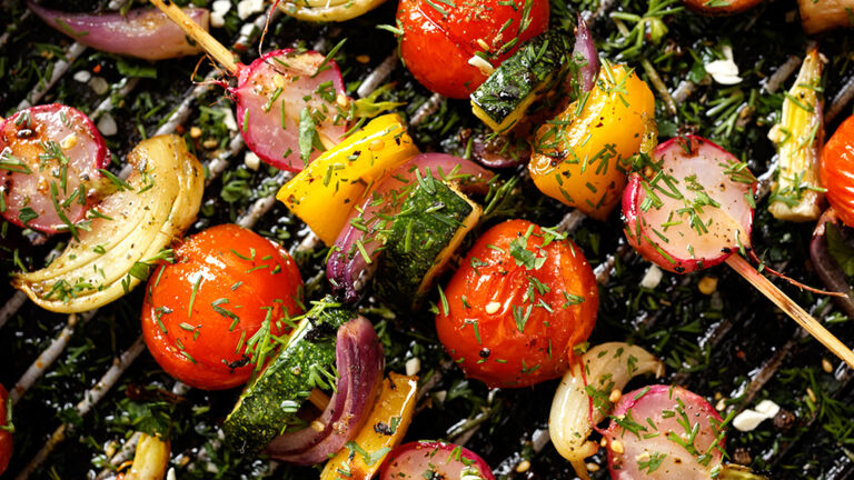 Schaschlikspieß mit Radieschen, Tomaten, Zucchini und Zwiebeln auf dem Grill Gemüse grillen
