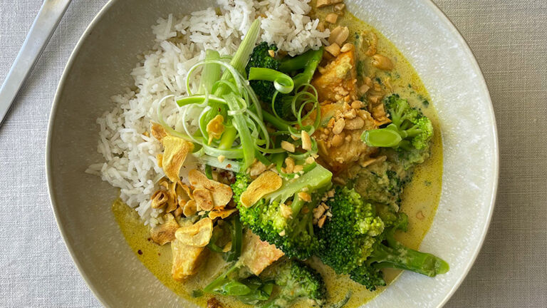 Brokkoli-Süßkartoffel-Curry mit Knoblauchchips