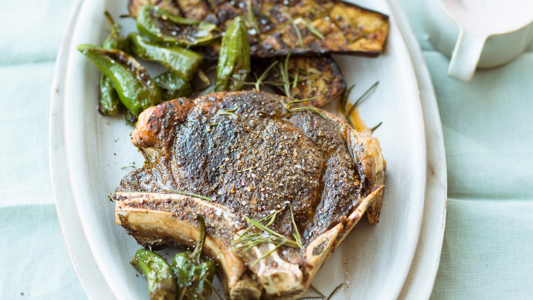Prime-Rib-Steak mit Auberginen und Pimientos de Padrón. prime-rib-steak-mit-auberginen-und-pimentos-de-padron