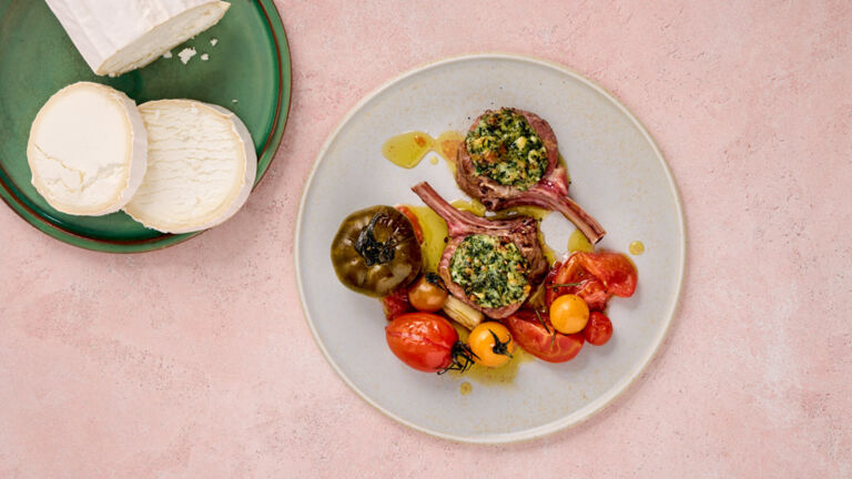 Lammkarree mit Ziegenkäse-Pekannuss-Kruste und Ofentomaten lammkarree-mit-ziegenkaese-pekannuss-kruste-und-ofentomaten