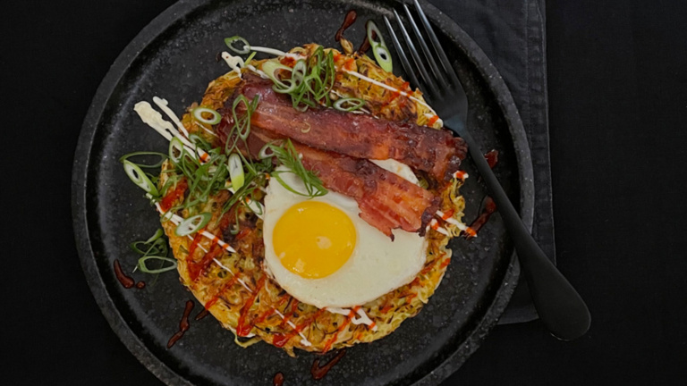 Okonomiyaki (japanische Pfannkuchen) mit Spiegelei und Speck japanische-pfannkuchen-mit-spiegelei-und-speck