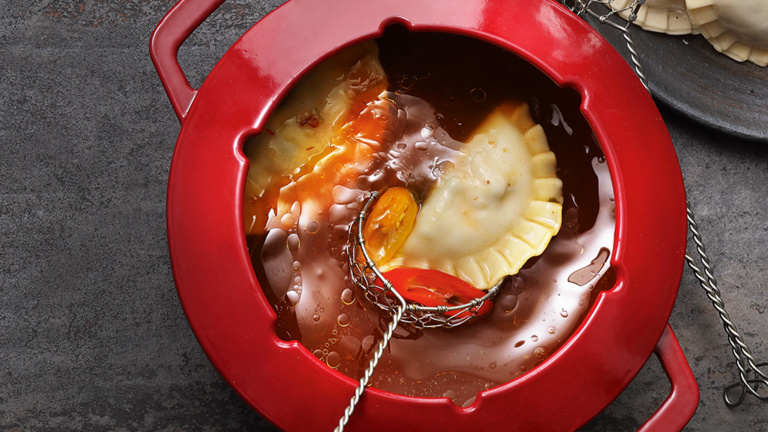 fondue-mit-wuerzbruehe-und-oel