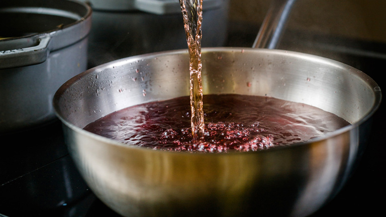 rose-wein-zum-tee-geben