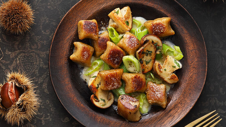 Maronen-Gnocchi mit Steinpilzen auf Rahmlauch maronen-gnocchi-mit-steinpilzen-auf-rahmlauch