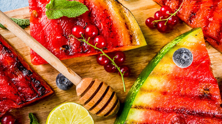 Gegrillte Wassermelone mit Limette, Beeren und Honig Obst grillen