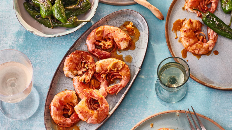 Tapas mit Garnelen und Pimientos de Padró. tapas-mit-garnelen-und-pimientos-de-padró