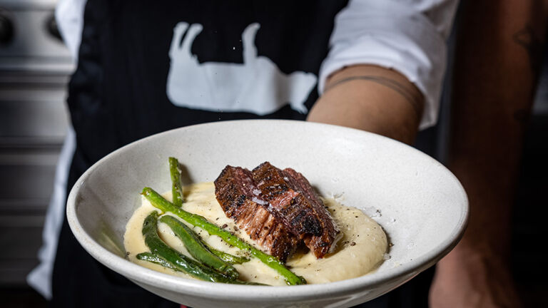 Das israelische Start-up "Redefine Meat" tüftelt seit 2018 daran, Fleischstücke aus pflanzlichen Komponenten nachzubauen. pflanzliches-steak-redefine-meat