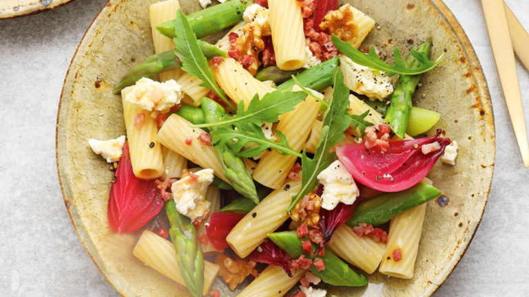 Rigatoni-Salat mit grünem Spargel, Walnüssen, Feta, süss-sauren Zwiebeln und Speck-Vinaigrette rigatoni-spargel-salat-mit-walnuessen-feta-suess-sauren-zwiebeln-speck-vinaigrette