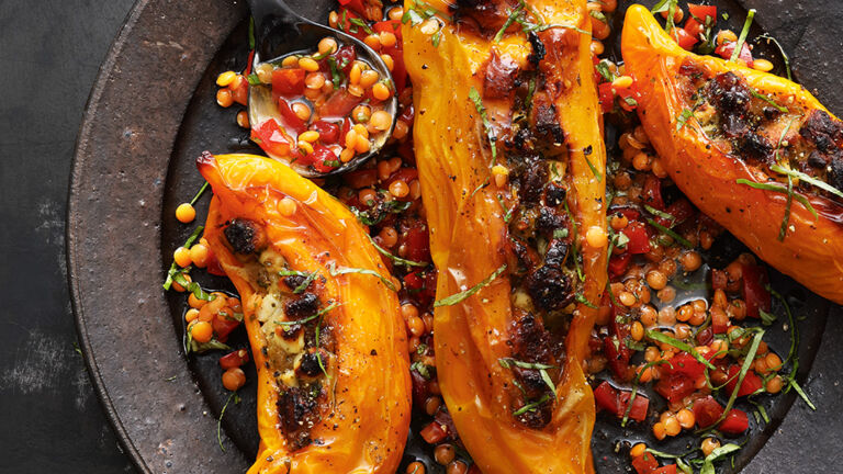 Shakshuka mit Fetakäse und Sesam Shakshuka mit Fetakäse und Sesam