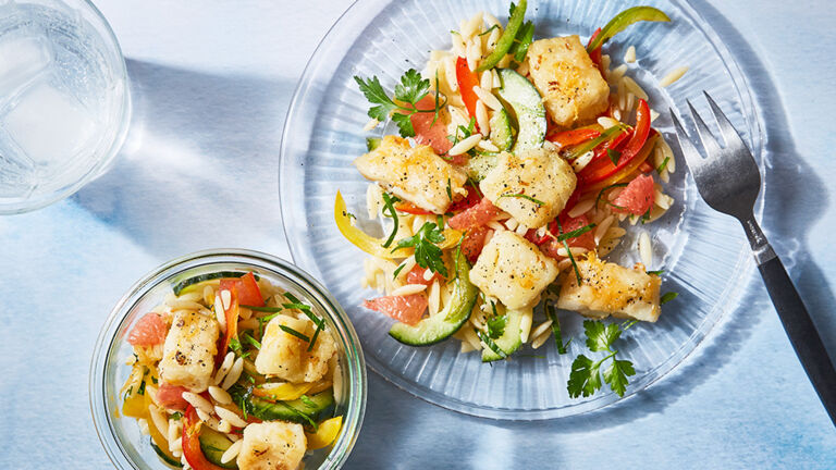 Nudelsalat mit Heilbutt und Grapefruit kann man hervorragend am Vorabend vorbereiten. Nudelsalat mit Heilbutt und Grapefruit
