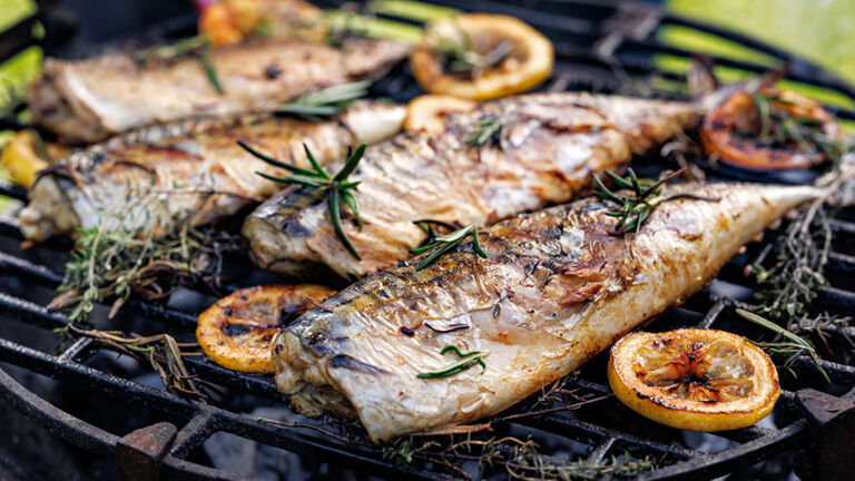 Fisch mit Zitrone und Kräutern auf dem Grill Fisch grillen