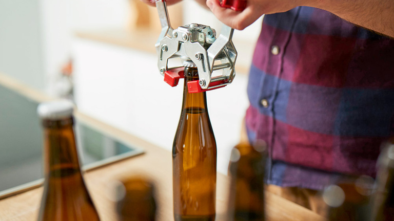 bierflaschen-verschließen-bier-selber-machen