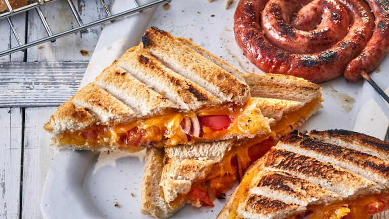 Braaibroodjies – Grillsandwiches mit Bratwurst. braaibroodjies–grillsandwiches-mit-bratwurst