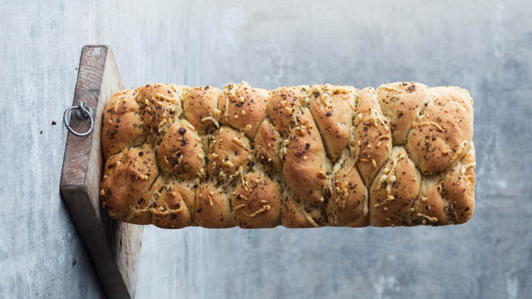 Knoblauch-Zupfbrot mit Käse knoblauch-zupfbrot-mit-kaese