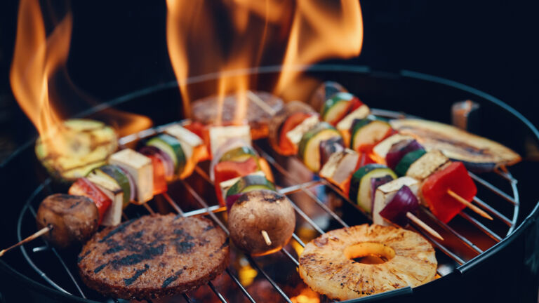 Vegane Grillspieße und gegrilltes Obst sowie vegane Fleischalternativen Vegan Grillen