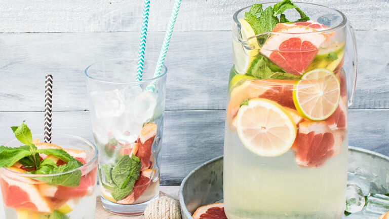 Sommerliche Cocktails mit Früchten.  sommerdrinks