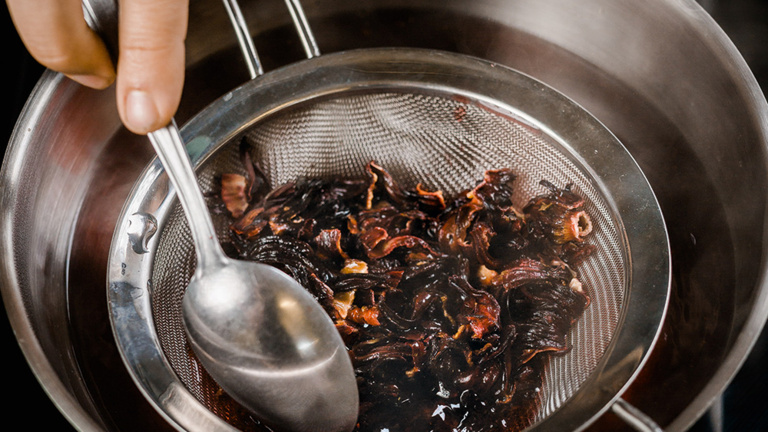 hibiskusbluetentee-zieht